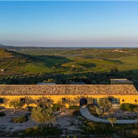 4 bedroom villa with pool near Noto, sleeps 8